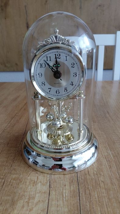Zegar roczniak na dwie baterie z obrotowym wahadłem pod kopułą.