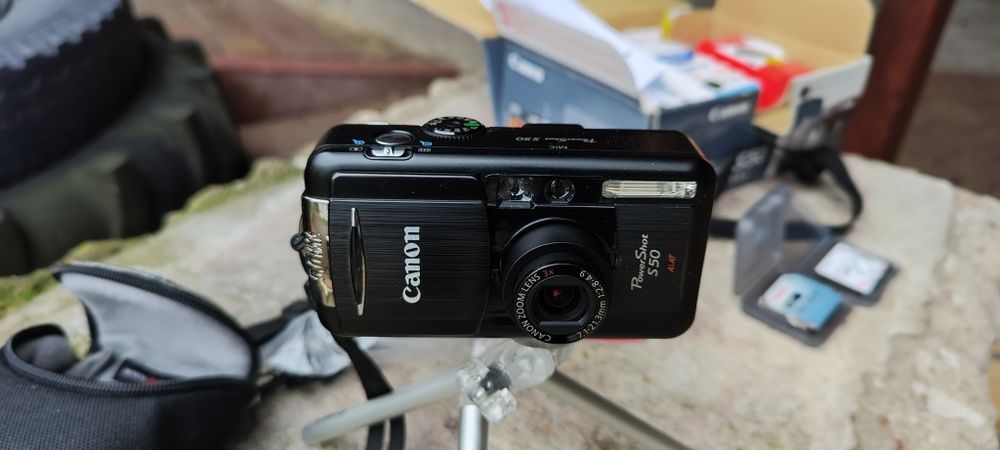 Canon PowerShot S50.