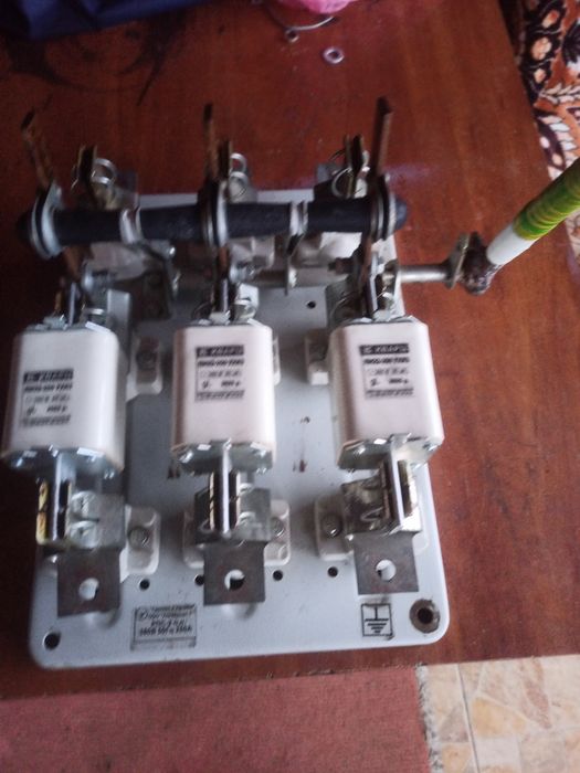 Рубильник 250а. с предохранителями.