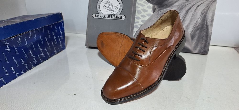 Calçado Homem  em pele e couro ,interior em pele.
