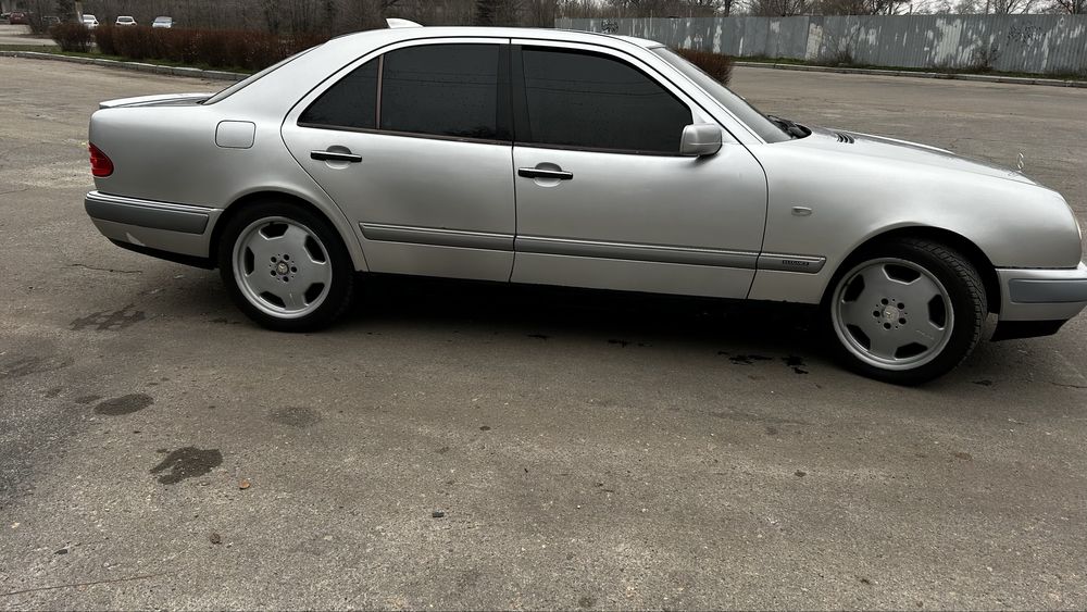 Mercedes-Benz E320 W210