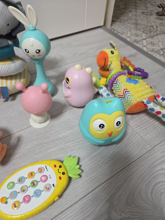 Лот іграшок для малечі