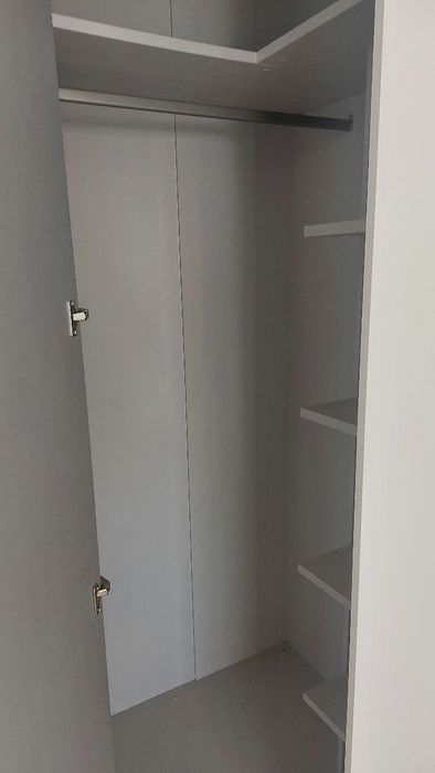 Móvel de guarda-roupa com porta espelhada