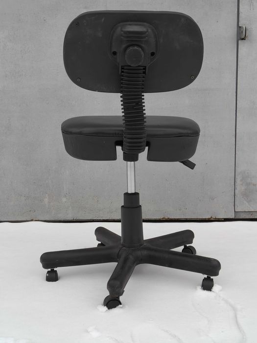 Маникюрное кресло (стул косметолога)