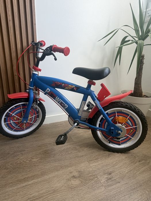 Bicicleta Infantil Superman / Super-heróis - Rodas de Apoio Incluídas