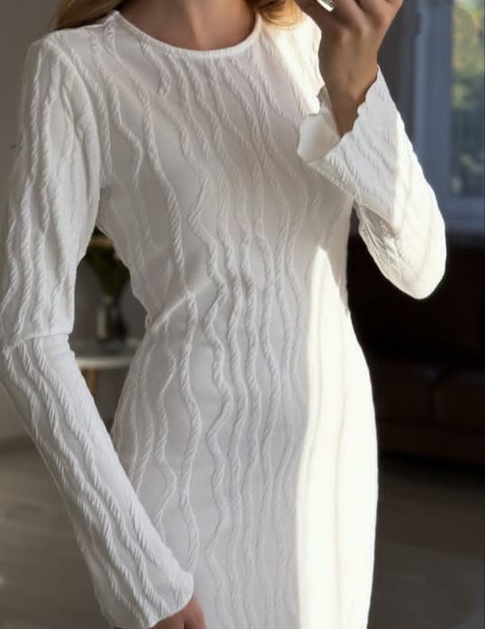 Витончена силуетна сукня