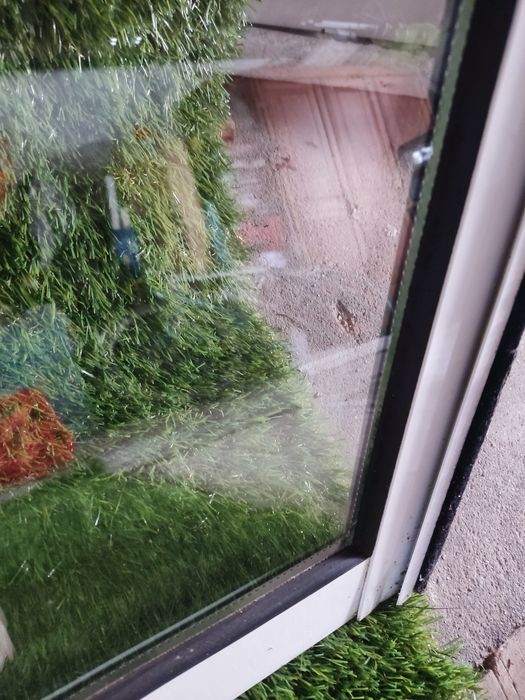 Janela alumínio branco, vidros duplos e portadas verdes