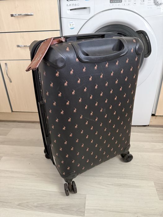 Валіза M розміру