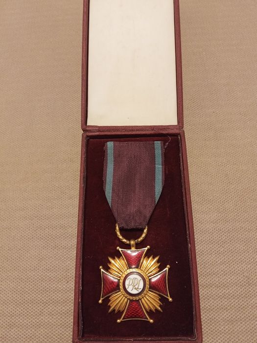 Złoty krzyż zasługi Cięty