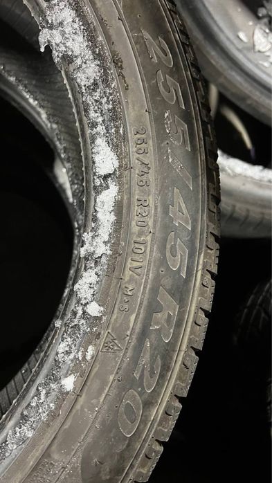 Комплект зимової гуми 255/45/20