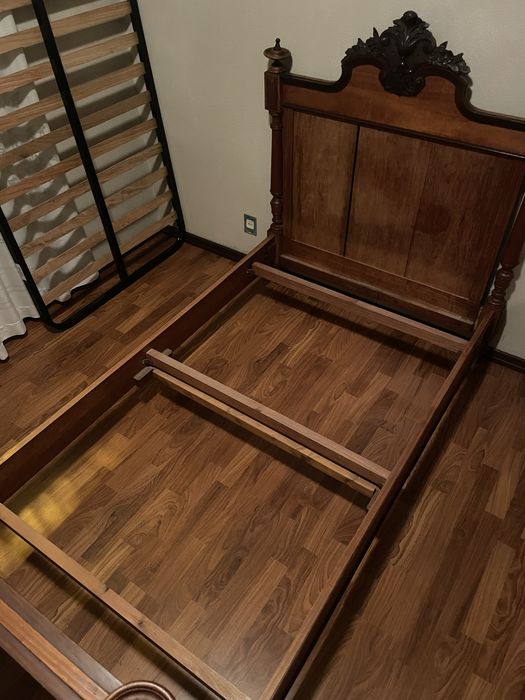 Cama centenária em madeira