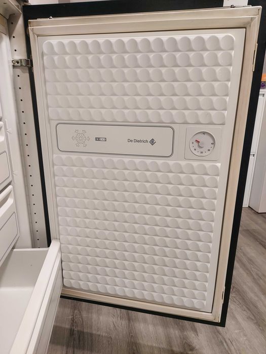 Arca congeladora de encrastar, marca De Dietrich em funcionamento