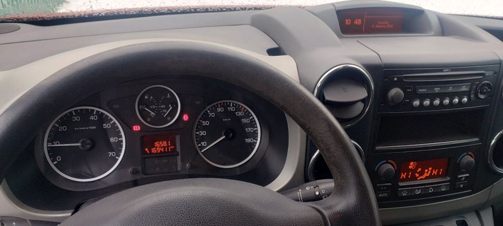 Продам Пежо- партнер 2008 р.в
1.6 бензин.ел.пакет.2 -зонний клімат--