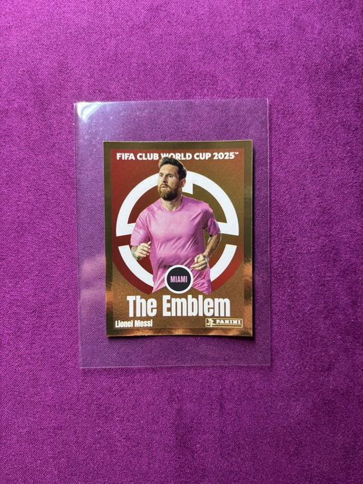 Lionel Messi The Emblem cromo Panini Mundial 2025