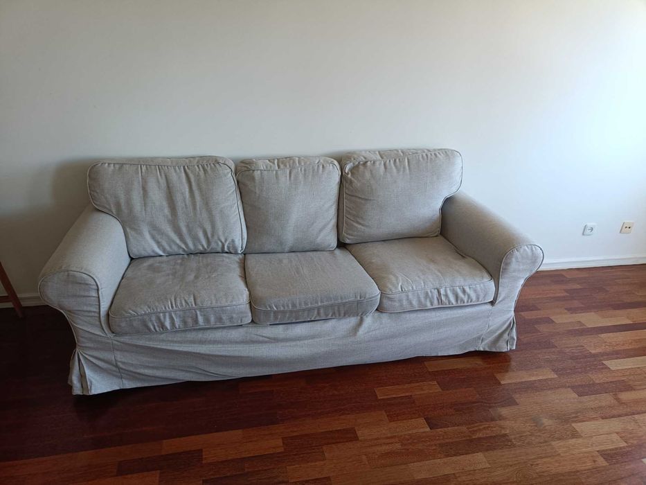 Sofá de três lugares
