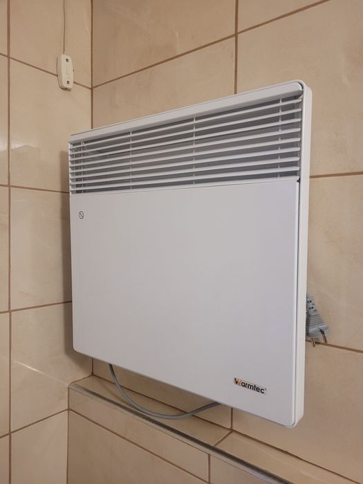 Grzejnik elektryczny  do zawieszenia na ścianie.