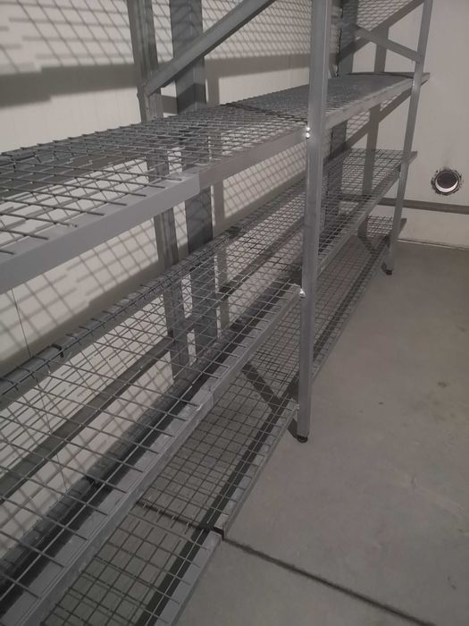 Prateleiras em ferro com malha zincada