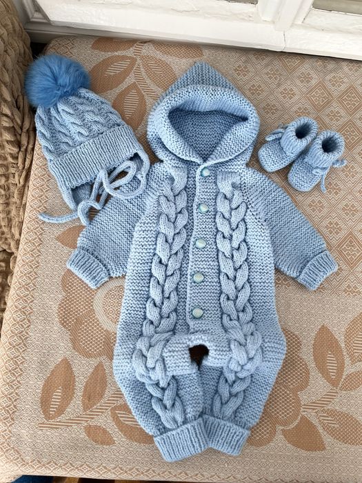 Вязаний костюмчик на новонародженого