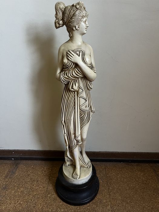 Escultura Feminina Clássica