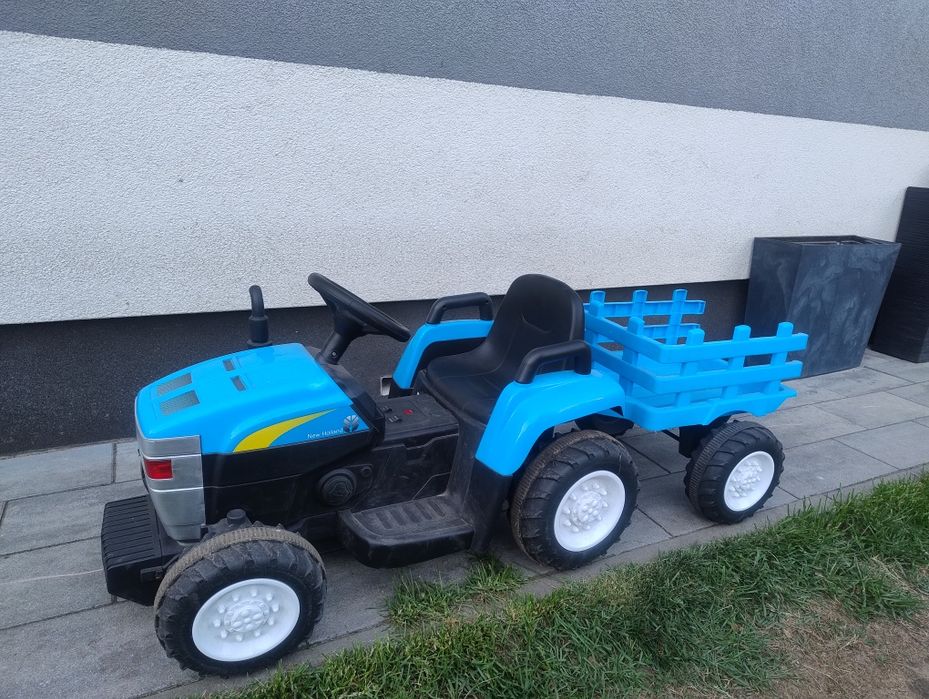 Traktor z przyczepą na akumulator