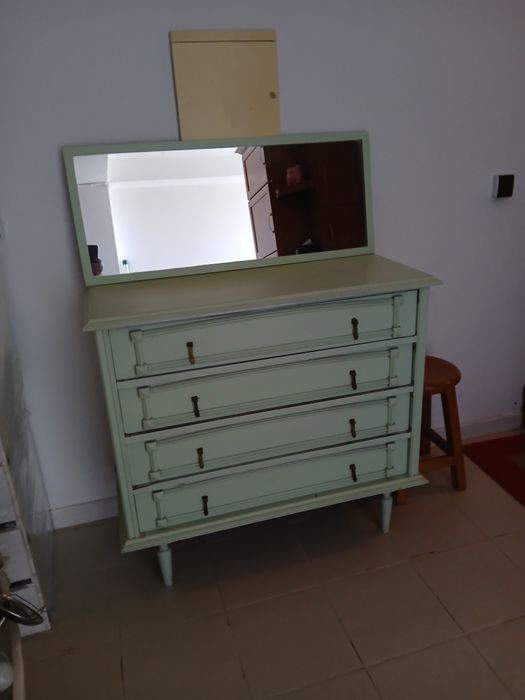 Comoda e espelho verde