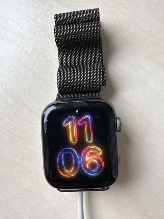 Apple Watch Series 4 • 44 мм •