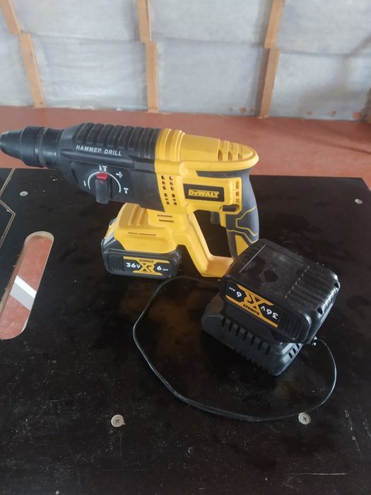 Перфоратор та кейс до нього