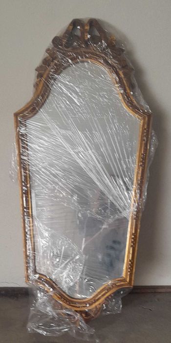 Espelho com moldura dourada para parede