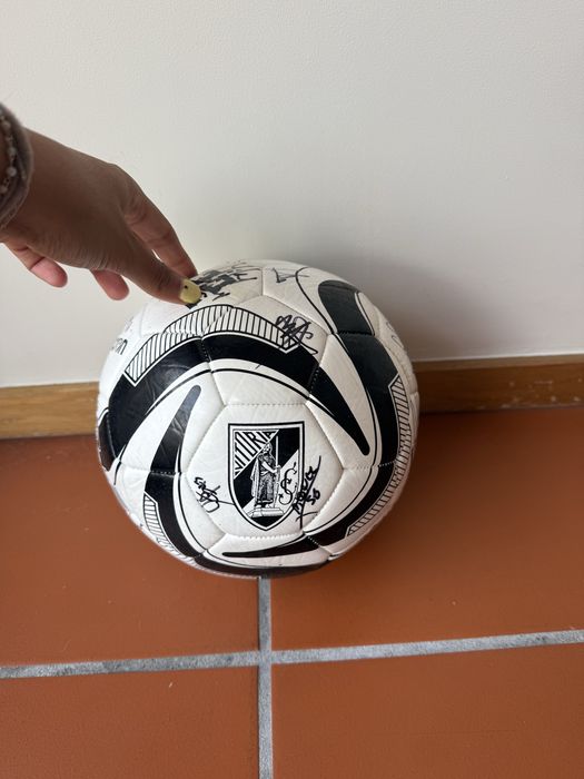Bola do Vitoria assinada pelo plantel