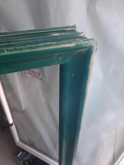 Janelas em alumínio verde, grandes dimensões