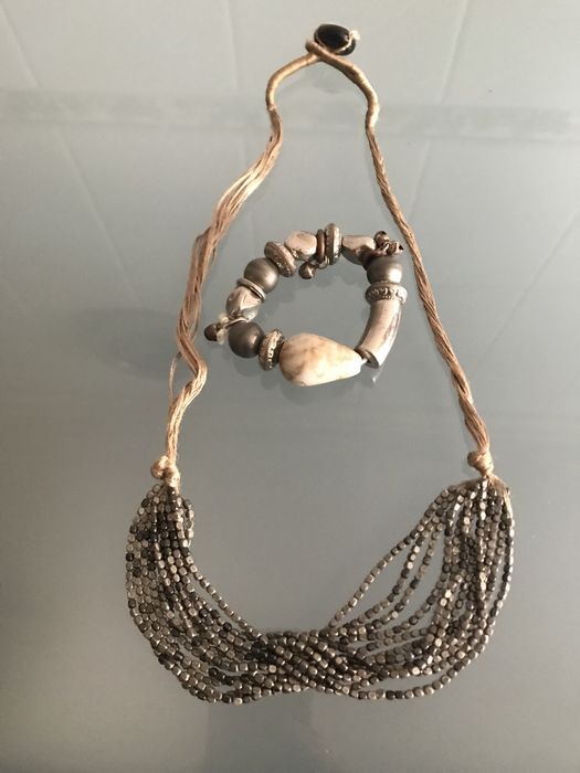 Colar comprido com pulseira