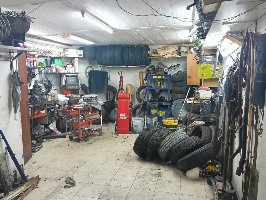 Garagem à Venda em Arruda dos Vinhos – 45,5 m² com WC e Contadores Independentes