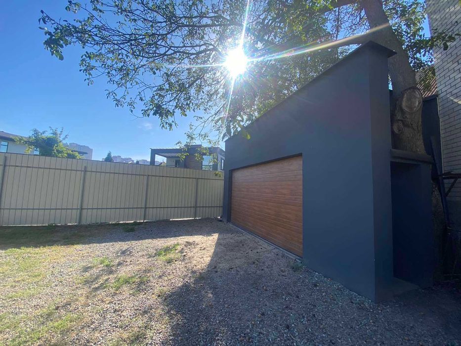 Будинок 500м2.Всі комунікаїї підключено. 200м до метро Осокорки