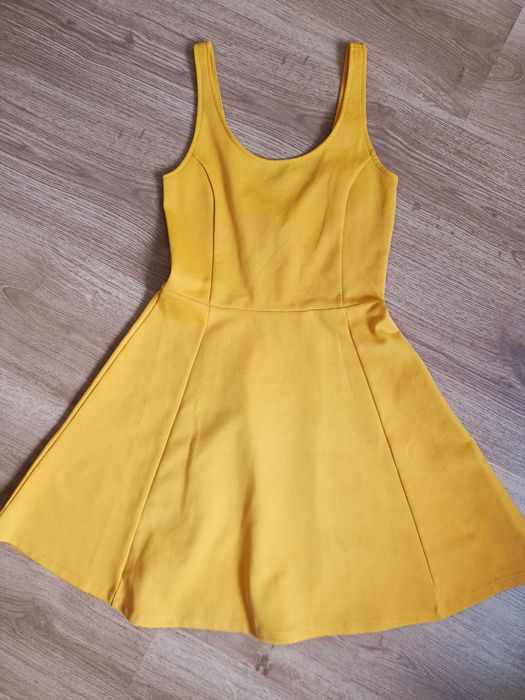 Яскраве плаття сукня