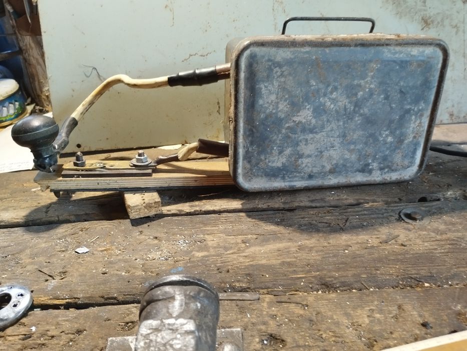 Точковий (переносний) зварювальний апарат.