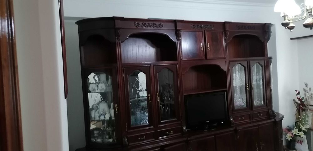 Móvel de sala com Cristaleira em cerejeira