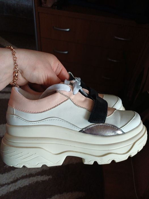 Кросівки шкіряні 36 жіночі