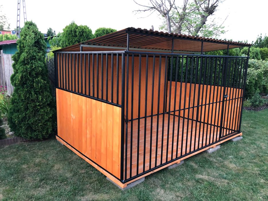 kojec dla psa nowoczesny z dodatkiem drewna