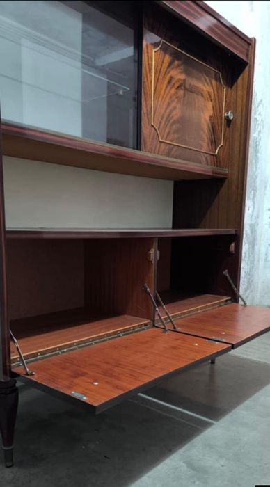 MÓVEL Aparador buffet de raiz de Nogueira Art Déco. madeira folheado.