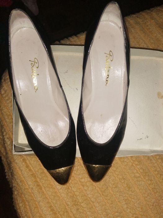 Sapatos pretos brilhantes Com frente dourada