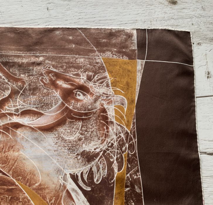 Jedwabna apaszka o bardzo dynamicznym artystycznym wzorze -motyw koni