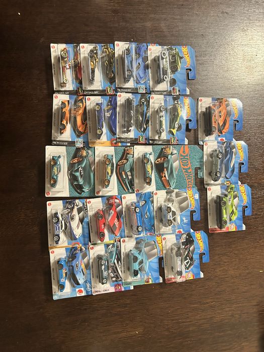 Hotwheelsy w opakowaniach (calosc)