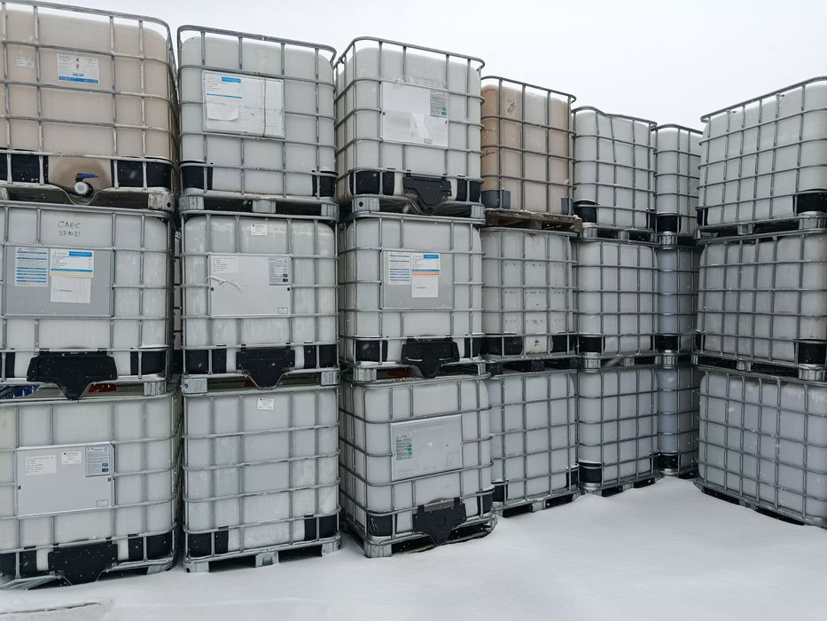 Єврокуб у металевій обрешітці на піддоні.