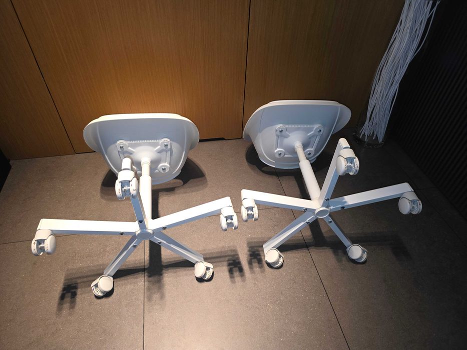 2 różowe krzesła dziecięce IKEA ÖRFJÄLL + dodatkowe siedziska LOBERGET