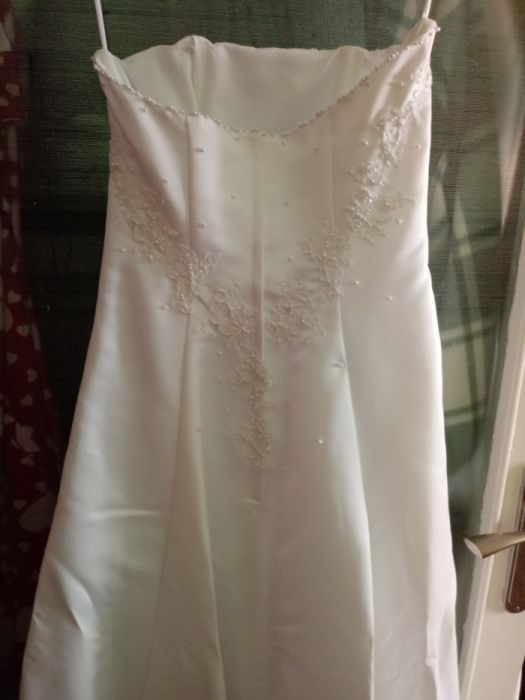 Suknia ślubna z krótkim trenem gładka z koronką i perełkami