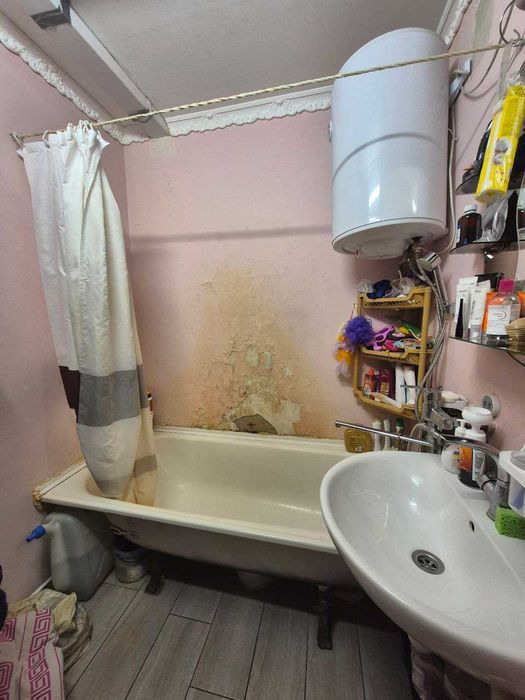 продаж трикімнатної квартири по вул. Захисників України