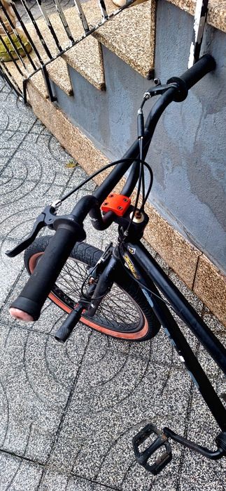 Bicicleta BMX com barras