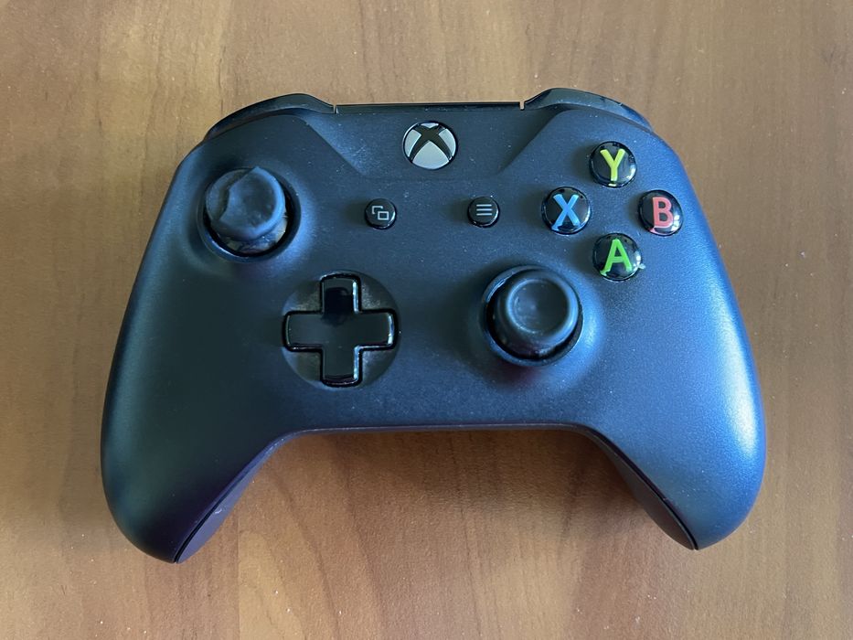 konsola Xbox One + dwa pady + sensor kinect + pilot zdalnego sterowania