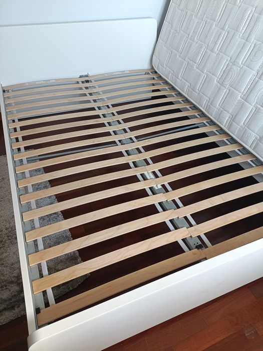 Cama de casal com colchão e estrado