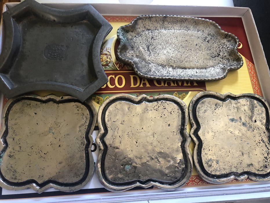 Objetos antigos muito bonitos em metal
